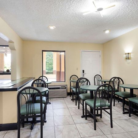 Econo Lodge Clinton Εξωτερικό φωτογραφία